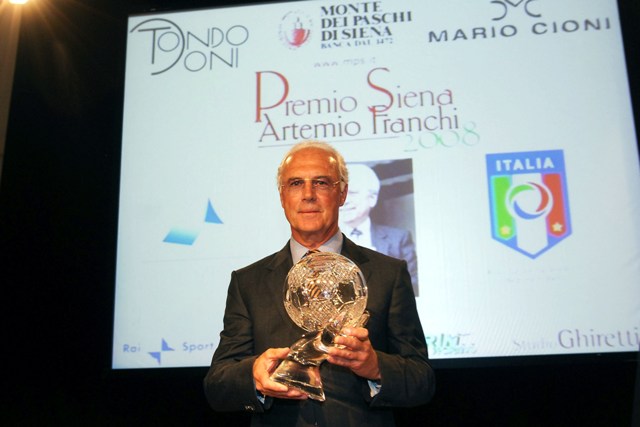 Lutto nel calcio, addio a Franz Beckenbauer. Nel 2008 a Siena ricevette il Premio Artemio Franchi