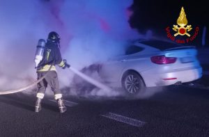 Auto in fiamme sulla Siena-Bettolle, traffico rallentato