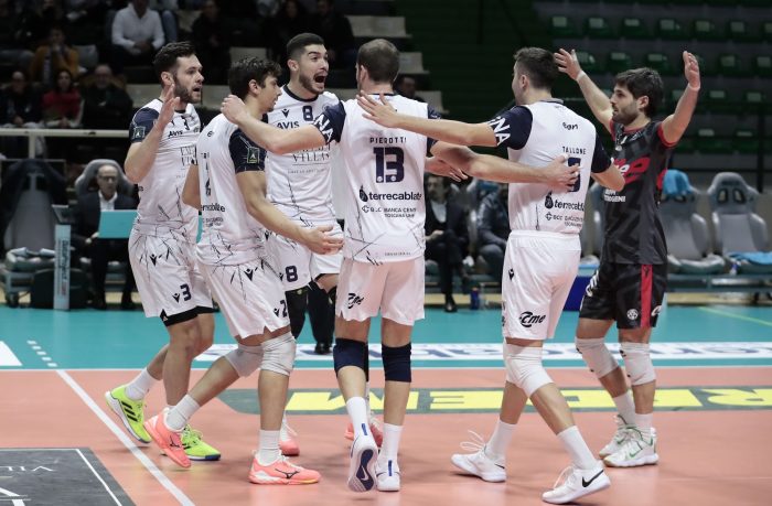 Una travolgente Emma Villas Volley ingrana la sesta: terza posizione in classifica ipotecata