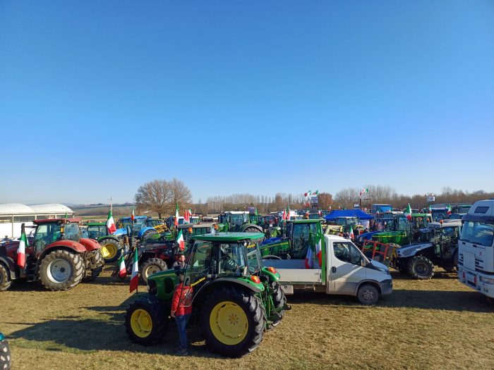 Casello A1 Valdichiana: protesta pacifica di 400 trattori contro la Ue