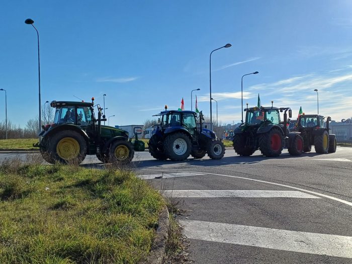 Protesta trattori: intasata rotonda fuori dal casello A1 Valdichiana