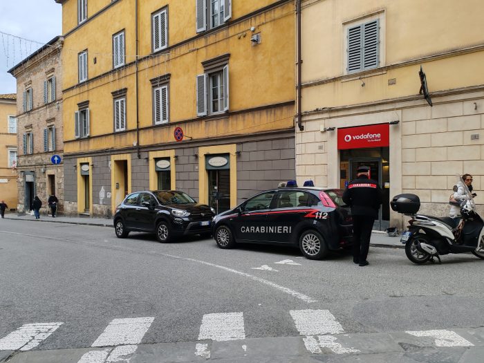 Rapina in centro a Siena, la Farmacia Fiore rassicura tutti: "Lo staff sta bene, siamo gi&agrave; tornati operativi"