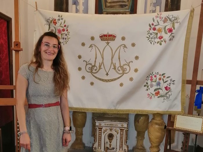 Buti, parla senese il drappo del primo palio dell'anno: l'autrice &egrave; Serena Seggioloni