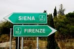 Auto in fiamme sulla Siena-Firenze, traffico bloccato