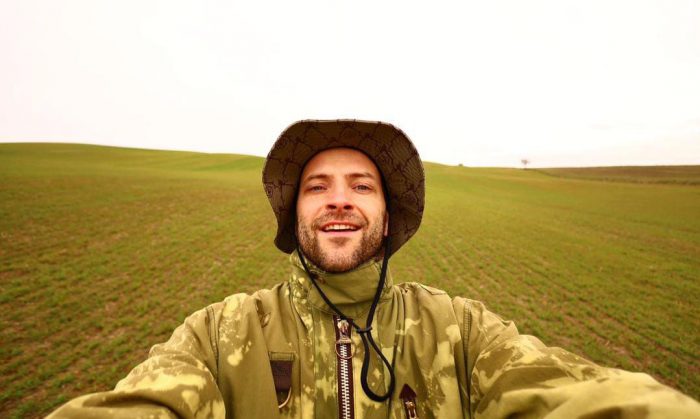 Alessandro Borghi fa tappa in Val d'Orcia, vacanze di Natale a Pienza