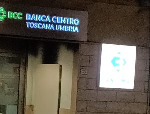 Bancomat in fiamme a Monteroni d'Arbia, nessun furto. Cortocircuito o gesto sconsiderato