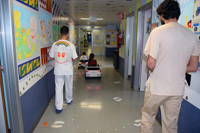 Ospedale le Scotte Siena, i piccoli pazienti entrano in sala operatoria a bordo di auto elettriche in miniatura