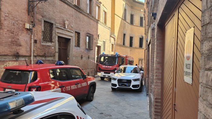 Siena, incendio in Via Sallustio Bandini, chiusa al traffico la via
