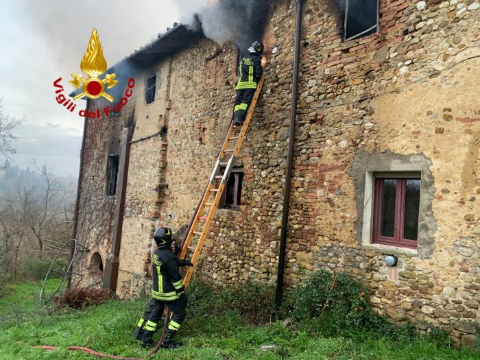 Incendio a San Casciano Val di Pesa, intervengono anche i Vigili del fuoco di Poggibonsi