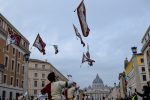 Il Gruppo Sbandieratori e Tamburini di Montepulciano al corteo di Viva la Befana a Roma