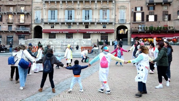 In Piazza del Campo un grande girotondo di bimbi e genitori per il flash mob "tutti rari"
