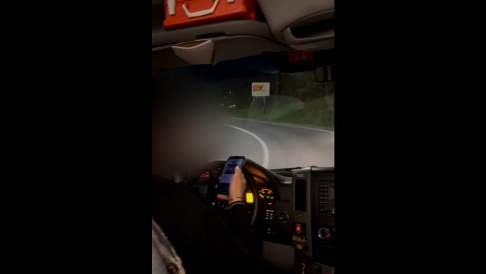Siena: autista del pollicino guida ad alta velocità col telefono in mano