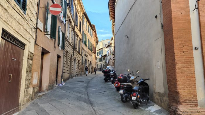 Tragedia sfiorata in via dell’Oliviera a Siena, 70enne colpito alla testa da un mattone