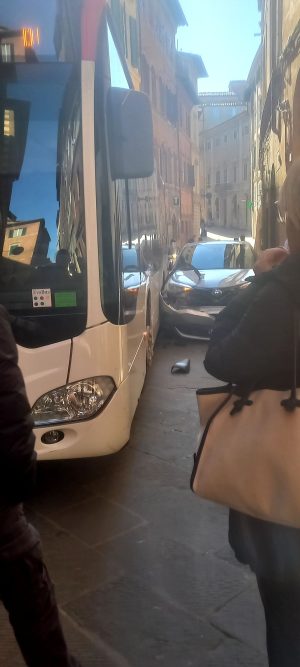 Incidente in Via Camollia, un autobus urta un'auto in sosta