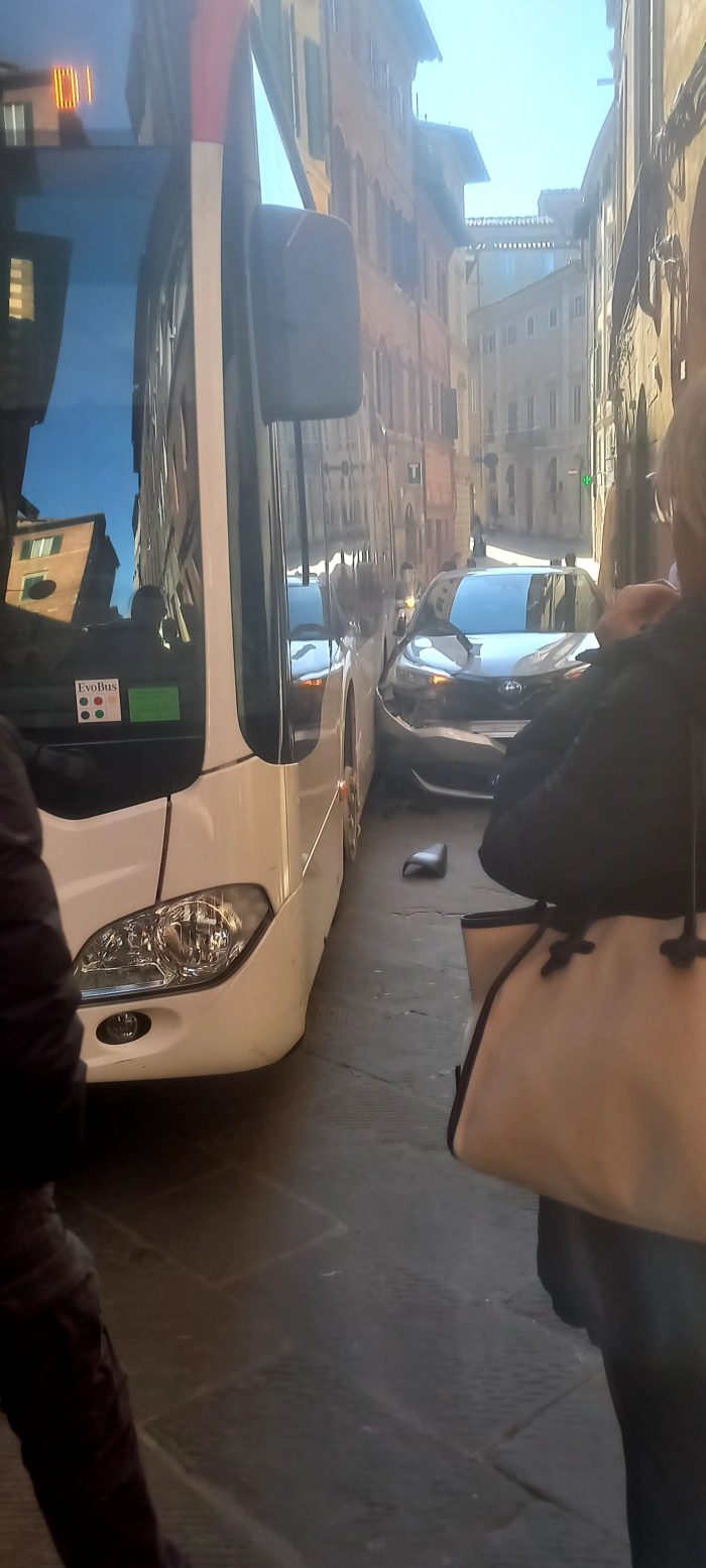 Incidente in Via Camollia, un autobus urta un'auto in sosta