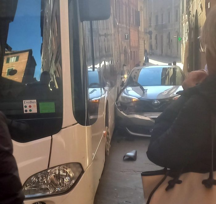 Incidente in Via Camollia, un autobus urta un'auto in sosta