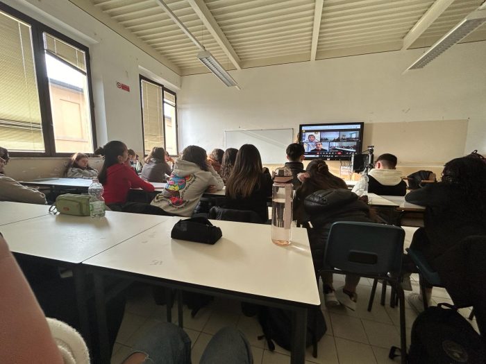 La Costituzione a scuola, gli studenti del Caselli di Siena a lezione con Andrea Franzoso e la sua "Viva la Costituzione"