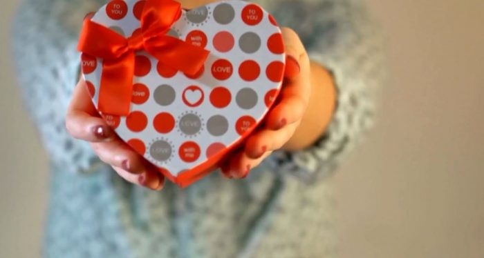 14 febbraio, si festeggia San Valentino tra fiori, cioccolatini e parole d'amore