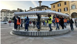 Colle di Val d'Elsa, Piazza Arnolfo si colora di azzurro per dire no al Tubone
