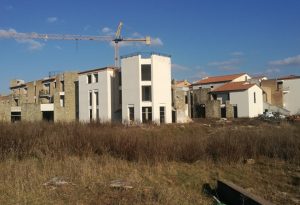 All'asta il grande albergo abbandonato lungo la via Colligiana