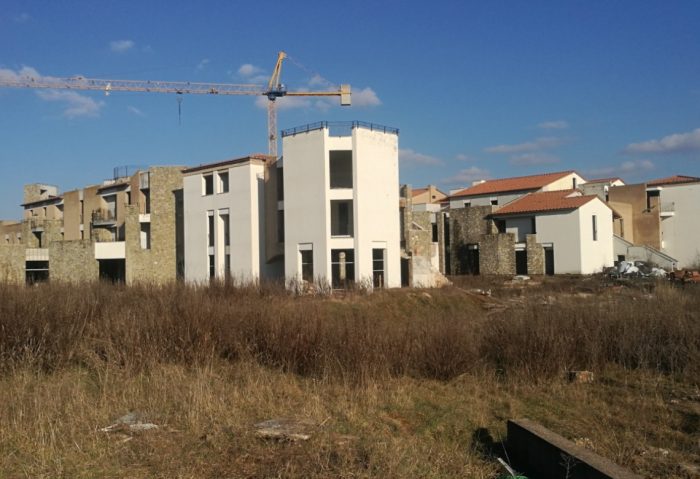 All'asta il grande albergo abbandonato lungo la via Colligiana