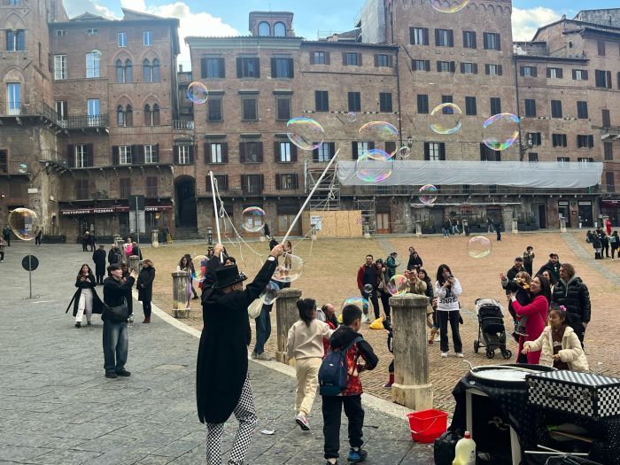 Carnevale 2026: tutte le date, le maschere pi&ugrave; amate e gli appuntamenti da non perdere a Siena