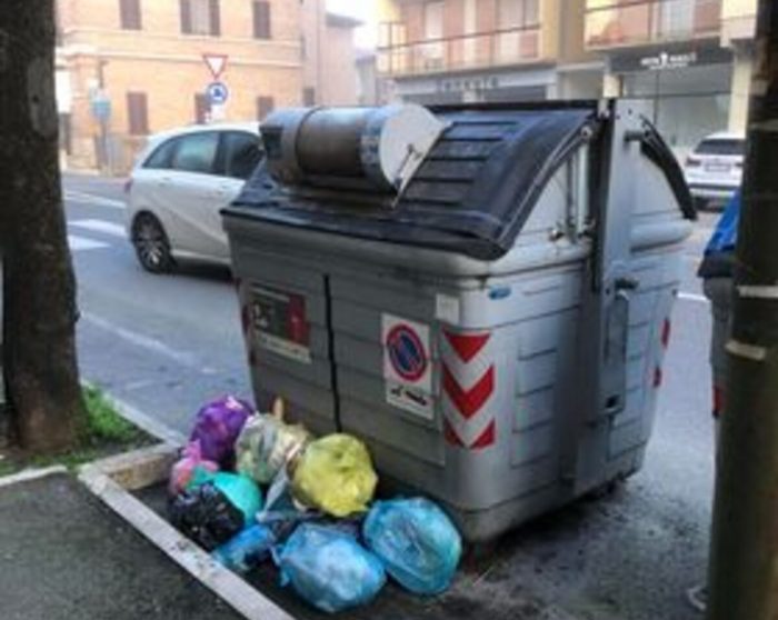 Siena: cassonetto bloccato e rifiuti lasciati a terra, la segnalazione da Viale Cavour