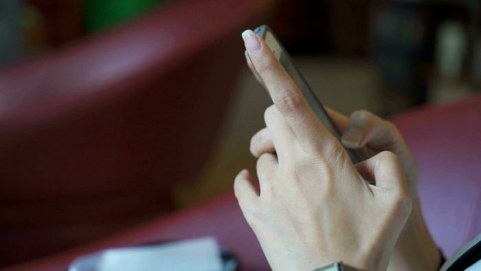 Stop uso cellulari in classe, Buonocore: "Non serve guerra agli smartphone, ma consapevolezza dei pericoli"
