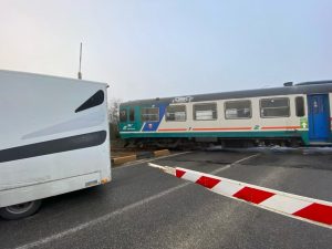 Furgone si blocca sui binari a Isola d'Arbia, traffico in tilt