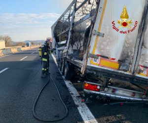Autoarticolato in fiamme sull'A1, traffico deviato. Non ci sono feriti