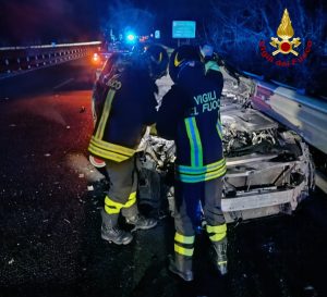Incidente nella notte sulla Siena-Bettolle, tre feriti