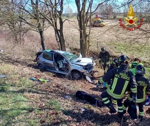 Auto fuori strada sul raccordo Bettolle-Perugia, due feriti