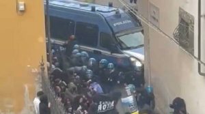 Cariche Polizia Pisa e Firenze, presidio apolitico di solidarietà degli studenti senesi