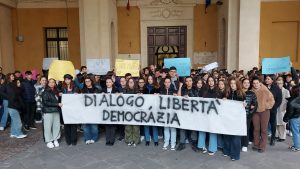 Cariche Polizia agli studenti, sit-in al Piccolomini di Siena: "Ci siamo sentiti tutti minacciati"