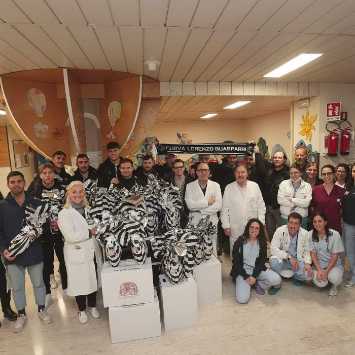 Pasqua solidale alle Scotte, giocatori e tifosi del Siena portano le uova ai bimbi della Pediatria