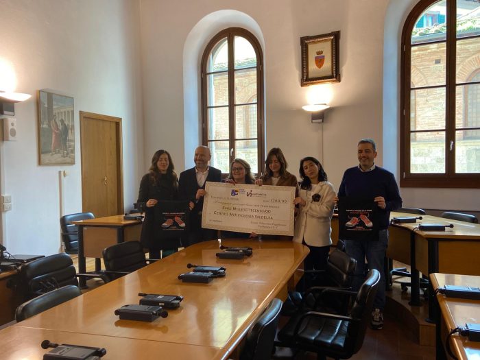 Centro Commerciale Naturale Via Maestra e Unione Polisportiva Poggibonsese donano 1700 euro a Donne Insieme Valdelsa