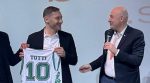Mens Sana Basketball, partnership con Betsson.sport: consegnata a Totti la maglia biancoverde n.10