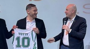 Mens Sana Basketball, partnership con Betsson.sport: consegnata a Totti la maglia biancoverde n.10