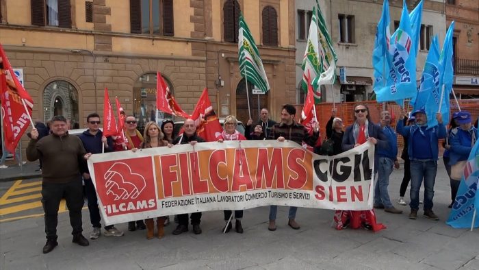 Siena: no al rinnovo del contratto Federdistribuzione scaduto da 51 mesi, sindacati uniti con i lavoratori in Piazza Matteotti
