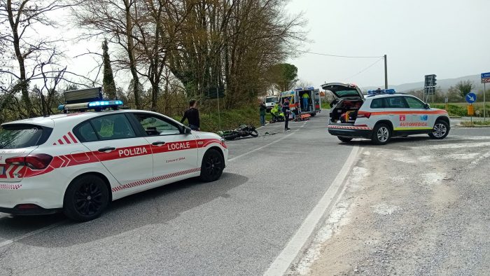 Siena, scontro tra auto e moto: ferito un 24enne