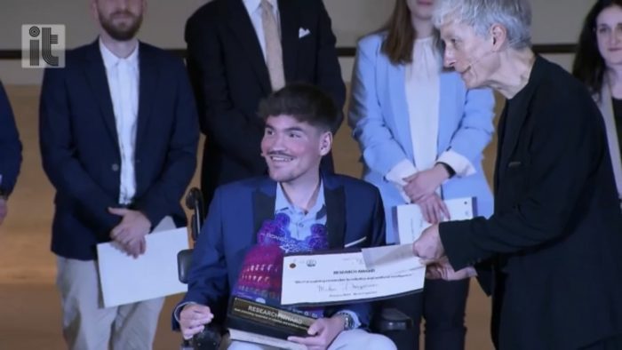 Il ricercatore dell'Università di Siena Mihai Dragusanu ha vinto il Research Award 2024 con la sua “tuta gold”