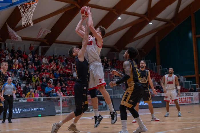 Basket A2: San Giobbe beffata nel finale, all'Estra Forum passa Cremona