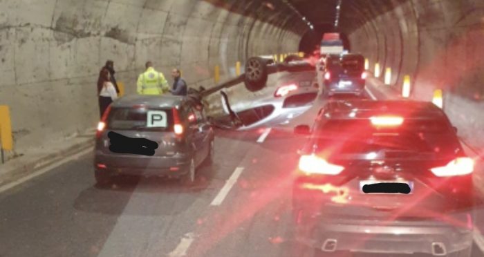 Siena: auto ribaltata nella galleria dell'Acquacalda, disagi al traffico. Il video
