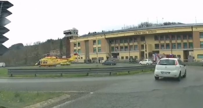Siena, eliporto delle Scotte non disponibile, il Pegaso atterra nella rotonda dei vigili del fuoco. Il video