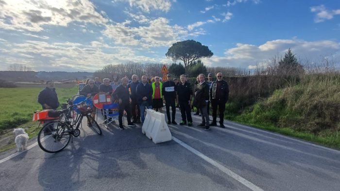 Chiusura Ponte della Casanova a Buonconvento, i cittadini scendono in strada: "Rivogliamo la nostra normalità, è diventato un problema anche fare la spesa"