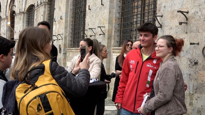 La Ferrari del pilota senese Croccolino in Piazza del Campo: "Un'emozione unica"
