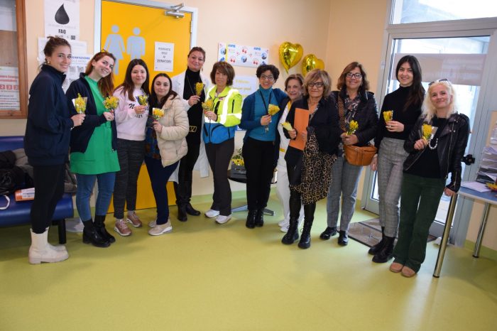 8 marzo, mimose per le donne donatrici al Centro Emotrasfusionale delle Scotte di Siena
