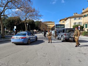 "Operazione strade sicure" a Siena: Esercito e volanti della Polizia in Piazza Gramsci