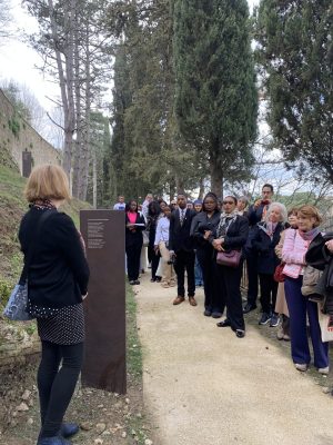 San Gimignano, inaugurata la Passeggiata Poetica: in visita alla citt&agrave; sulle orme dei versi