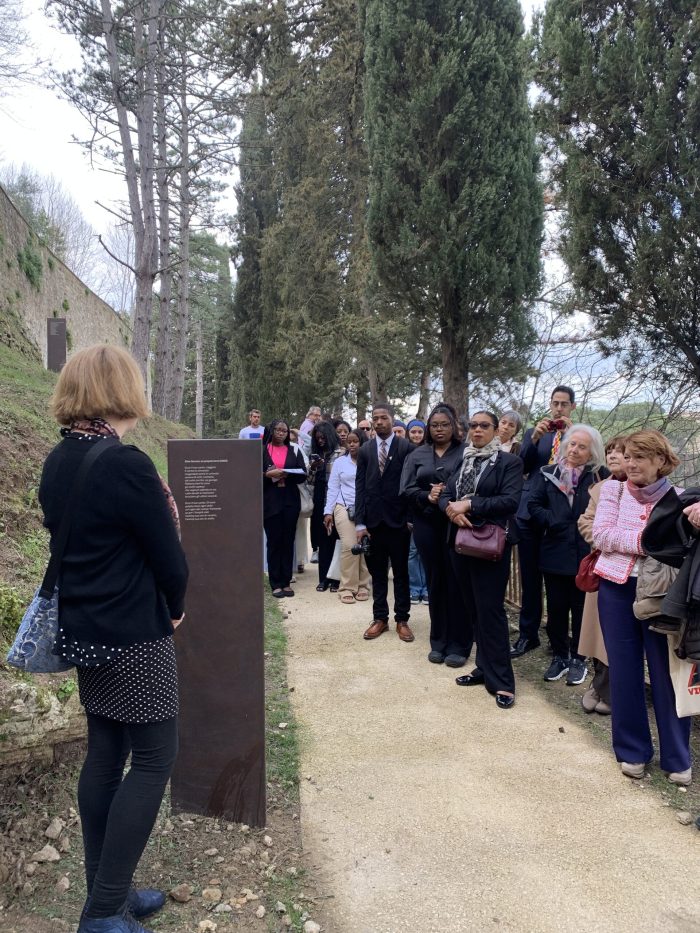 San Gimignano, inaugurata la Passeggiata Poetica: in visita alla citt&agrave; sulle orme dei versi